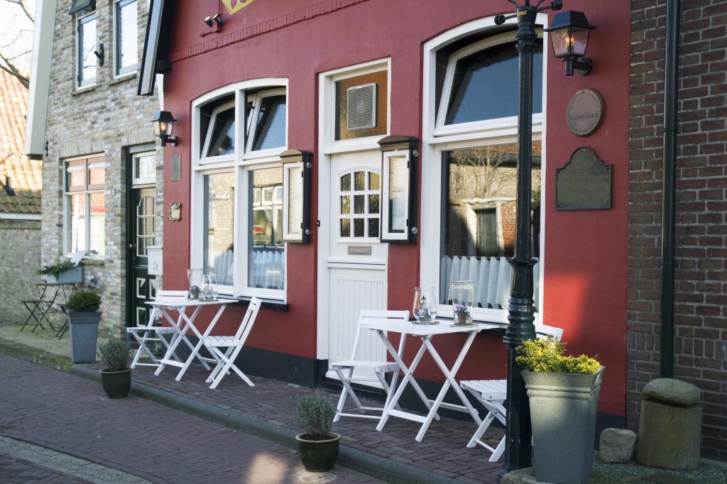 小さい飲食店を開業するために必要なこととは?インボイス制度への対応も考えよう